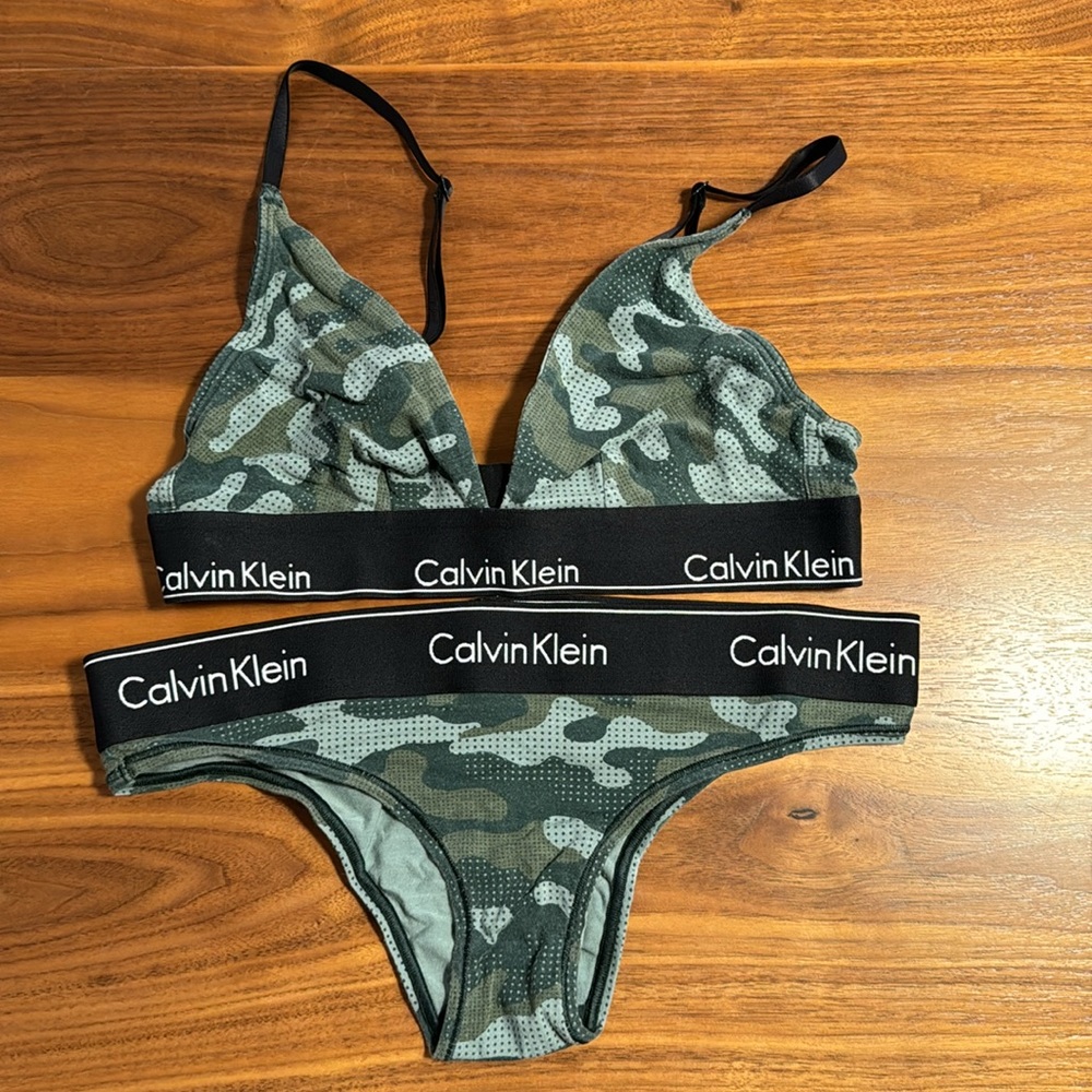 Calvin Klein intimates/ sleepwear- 4 bras and 1 underwear - Picture 5 of 5